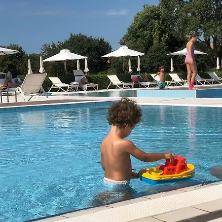 Golf Village - Piscina & Free Park Apartment Lido di Jesolo